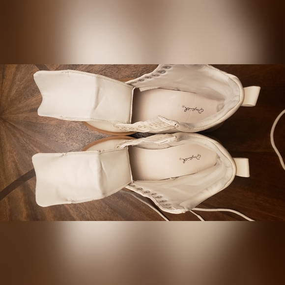 Qupid Women's Off White and Tan Combat Lace-Up Boots Chuncky Sole Size 7 - Picture 10 of 15